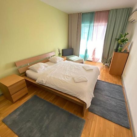Green Apartment 214 With Private Parking Bucharest Luaran gambar