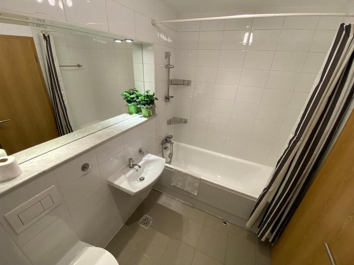 Green Apartment 214 With Private Parking Bucharest Luaran gambar