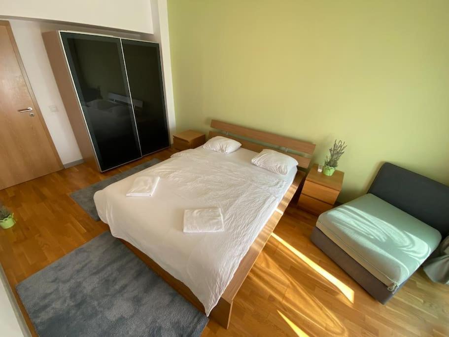 Green Apartment 214 With Private Parking Bucharest Luaran gambar