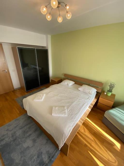 Green Apartment 214 With Private Parking Bucharest Luaran gambar